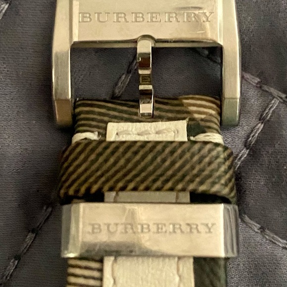 Women’s Burberry Watch - Authentic - Picture 5 of 6